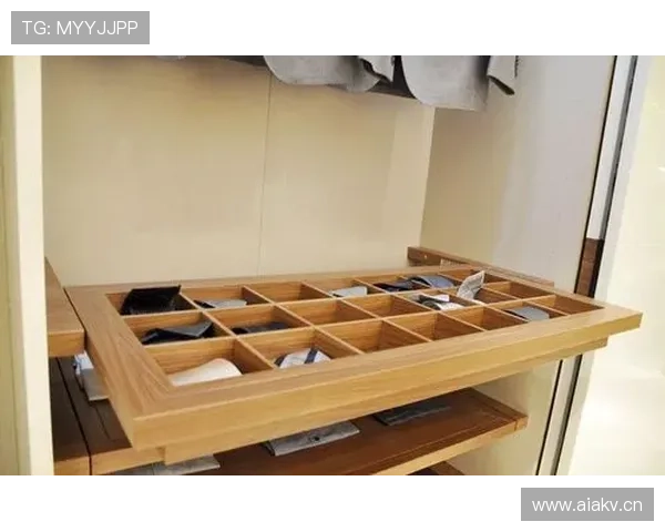 刷到庞伟晒的衣帽间，想吐槽又想搬进去，普通人连门把手都碰不到