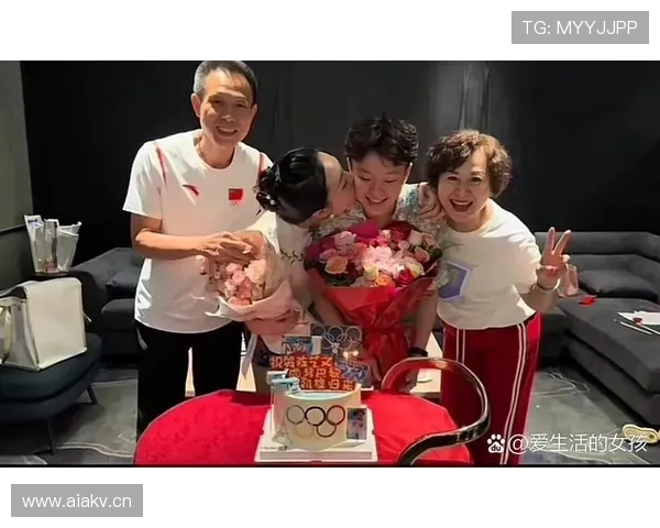 如果今天在地铁遇到陈艺文，看到她包里随手一掏的东西，旁边人的羡慕值会炸裂