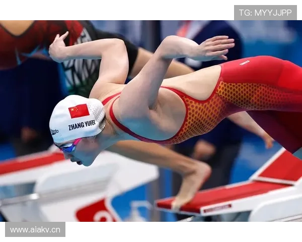 张雨霏训练完顺手买包，教练在后面追着喊发票