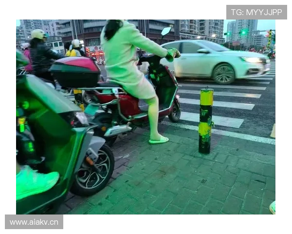 朱雪莹开着豪车，脚蹬拖鞋进小饭馆——这反差我还没消化