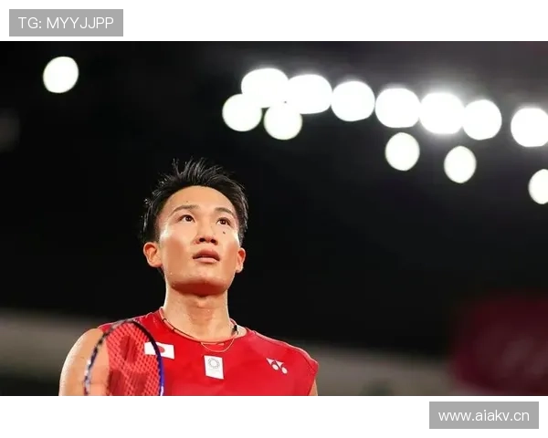 桃田贤斗赛场像神，下了飞机拎着塑料袋的样子竟然比赢球还抓眼球