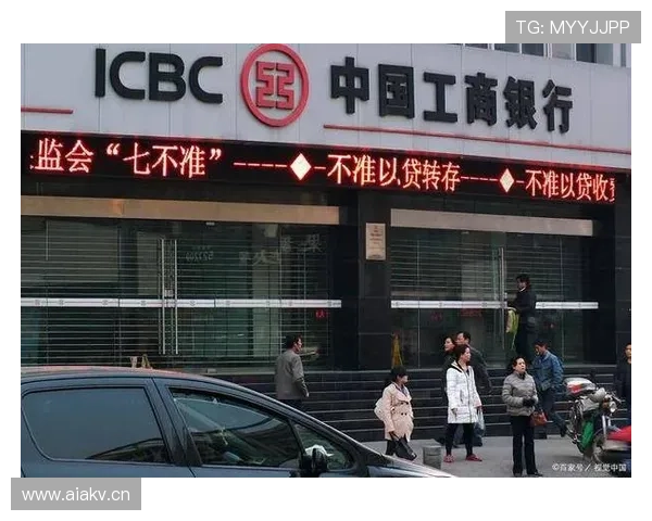 邢傲伟拿着一碗泡面站街角，手机上那信用额度把我工资都逼到角落里